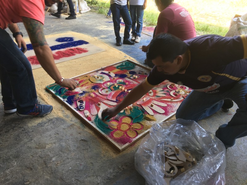 Extli Azteca preserva elaboración de tapetes en Xico
