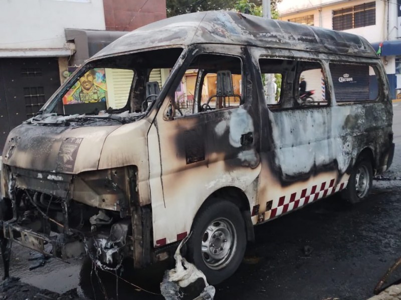 Extorsionadores incendian combi en Coacalco, Edomex