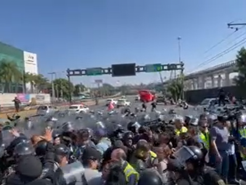 Extrabajadores de Interjet protestan en AICM