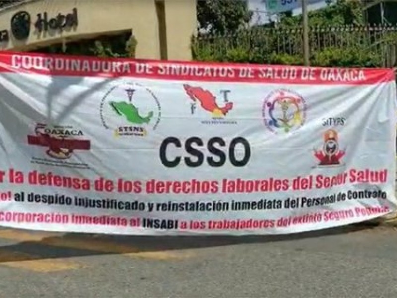 Extrabajadores de salud suman bloqueos a la capital oaxaqueña