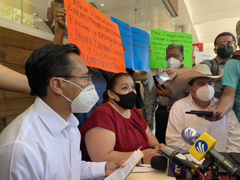 Extrabajadores del CECYTEV exigen a Cuitláhuac su reinstalación