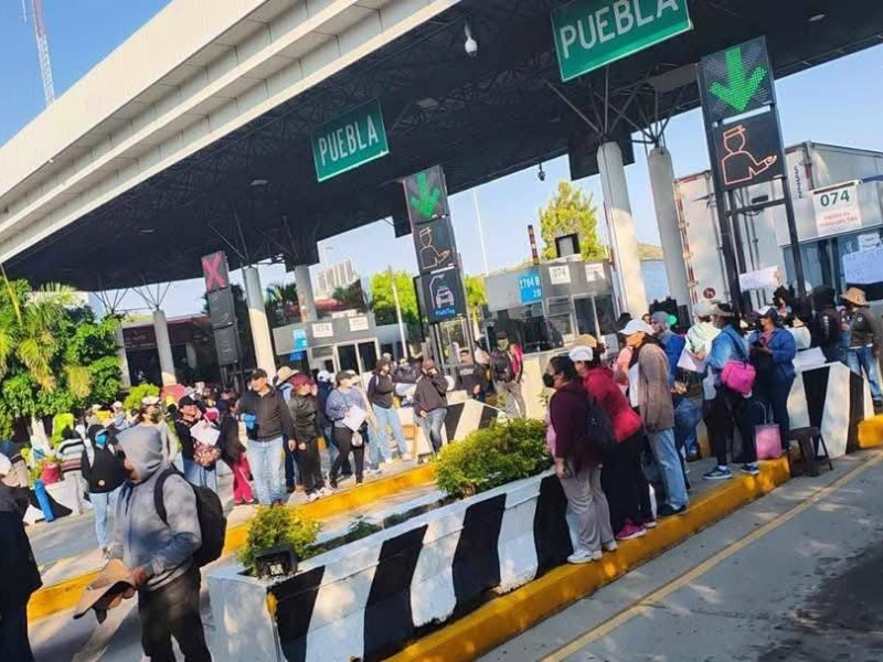 Extrabajadores del gobierno estatal protestan en caseta de Huitzo, Oaxaca