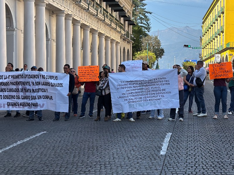 Extrabajadores del Seguro Popular cierran Enríquez, demandan pagos