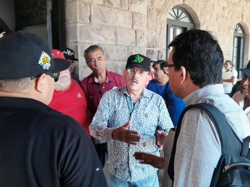 Extrabajadores municipales reclaman pagos pendientes y exigen respuestas a las autoridades.