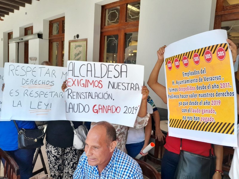 Extrabajadores piden al ayuntamiento salarios caídos y reinstalación