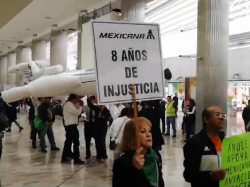 Extrabajadores protestan: “Obrador escucha, Mexicana está en lucha