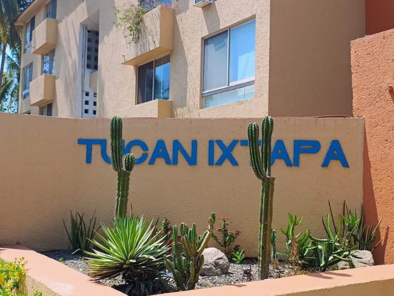 Extranjero fallece por causas naturales en zona residencial de Ixtapa