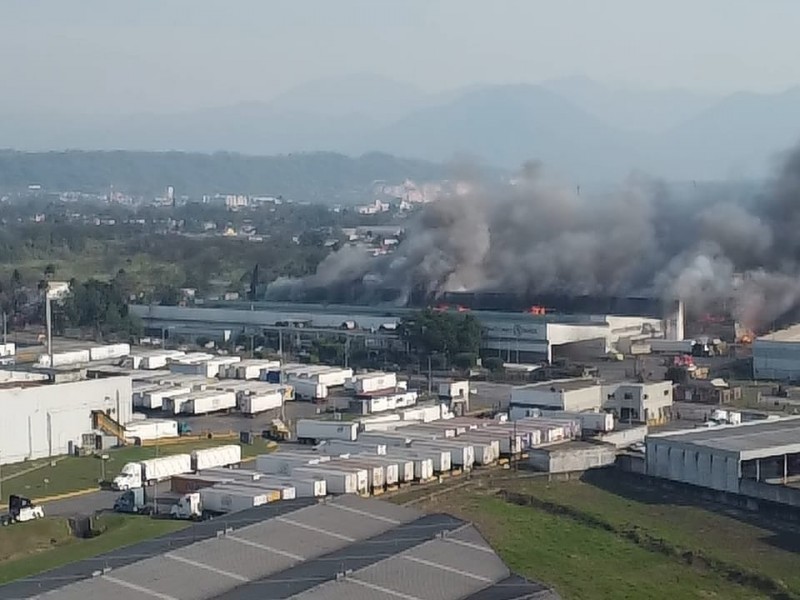Fabrica de papel en Ixtaczoquitlán arde por voraz incendio