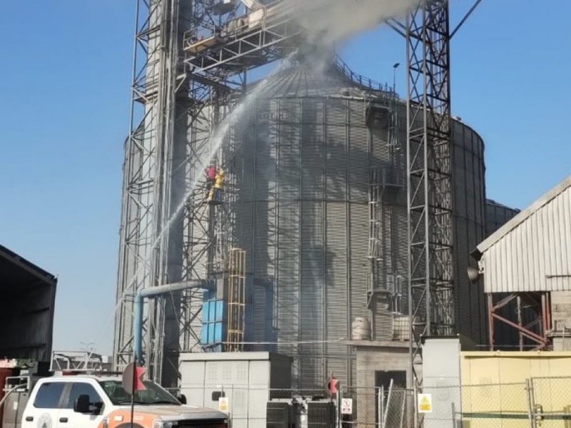 Fábrica de pasta se incendia al norte de Puebla