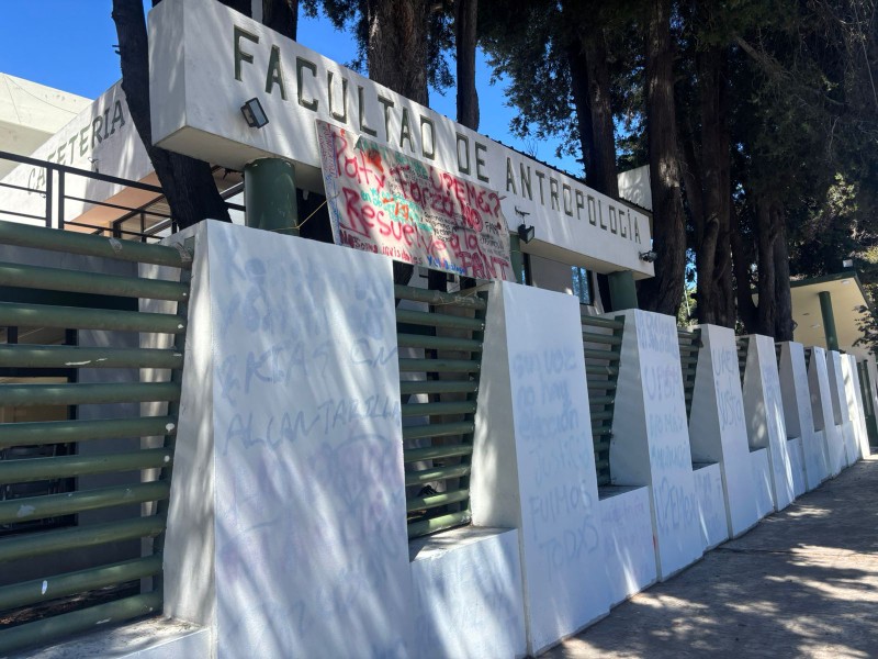 Fachadas de UAEMEX comienza a ser renovadas, borran huellas de manifestación
