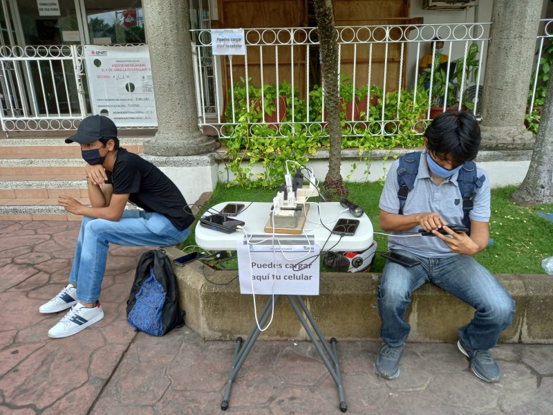 Facilitan conexiones eléctricas y acceso a internet en Tuxpan