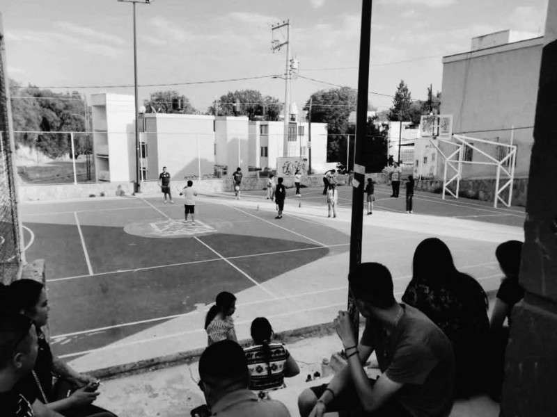 Falla de alumbrado deja sin luz a cancha en Exhacienda de Bernárdez