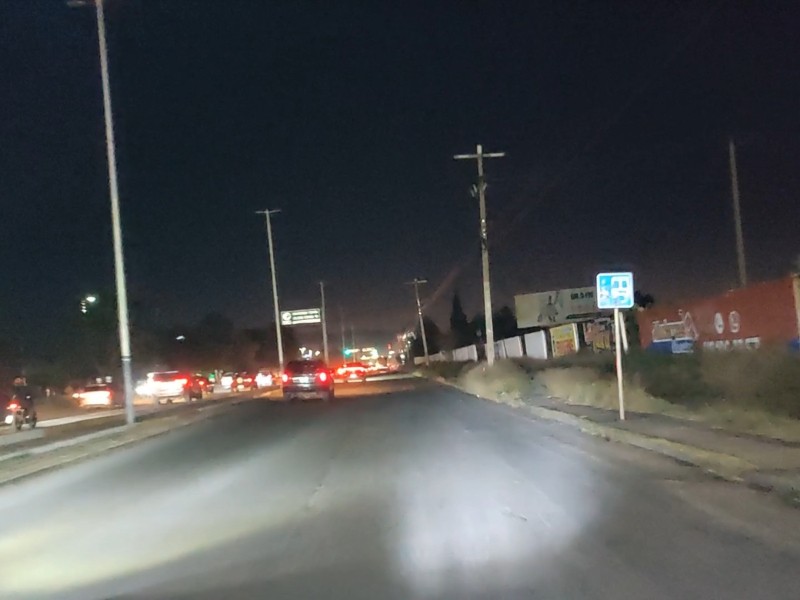 Falla de alumbrado público pone en riesgo peatones en bulevar Francisco Villa