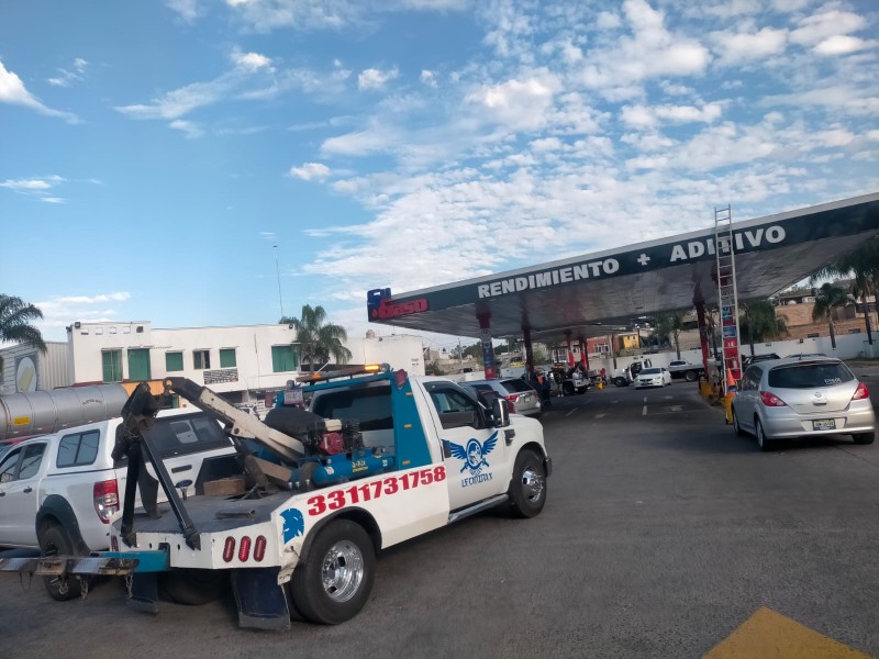 Fallan decenas de vehículos tras poner gasolina en Nueva España