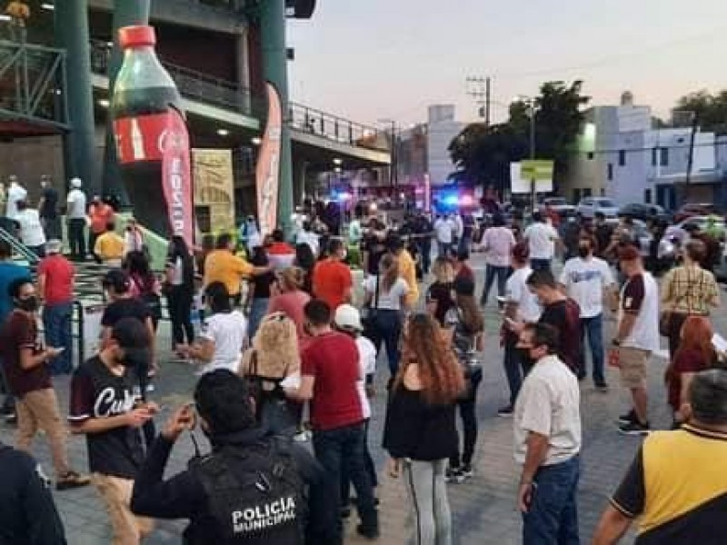 Fallan medidas sanitarias en juego inaugural en estadio de Culiacán