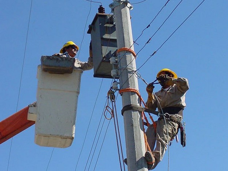 Fallas en línea eléctrica deja sin luz a colonias