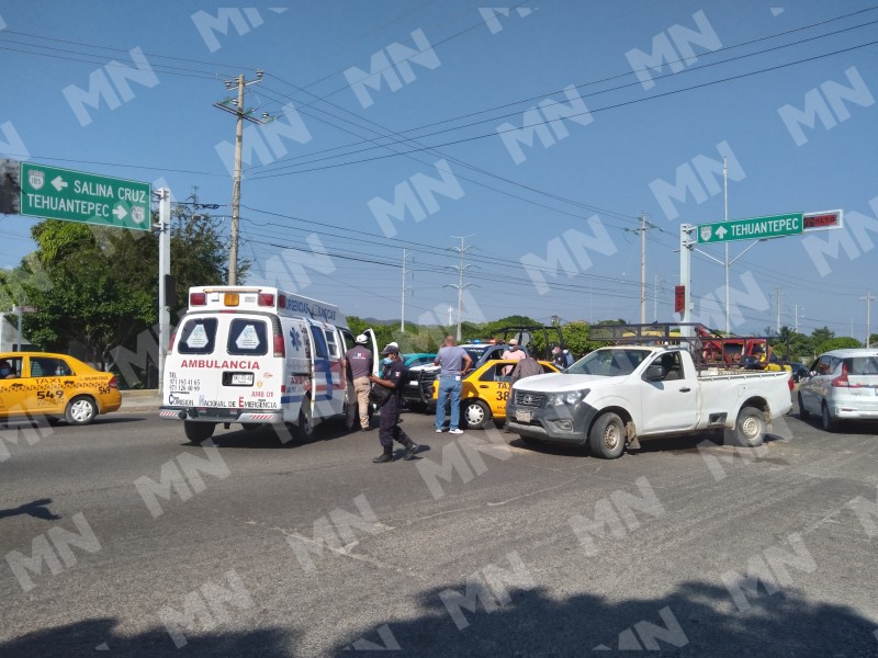 Fallas en semáforos propicia accidentes, algunos cumplen semanas sin funcionar