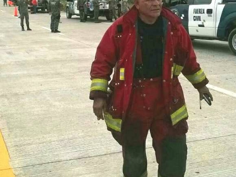 Fallece bombero sofocando incendio de basurero