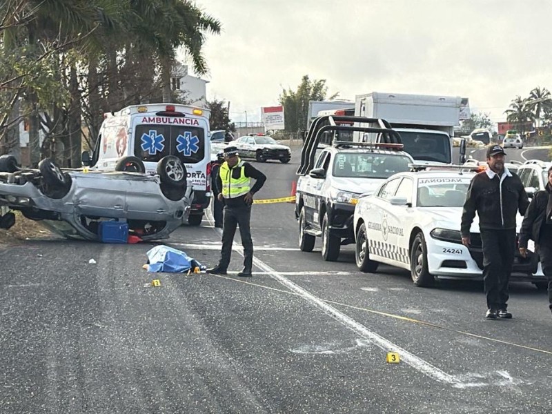 Fallece conductora tras volcar en la Xalapa-Veracruz
