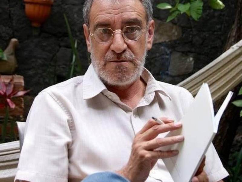 Fallece el escritor Roberto Cuevas, colaborador de la UAQ