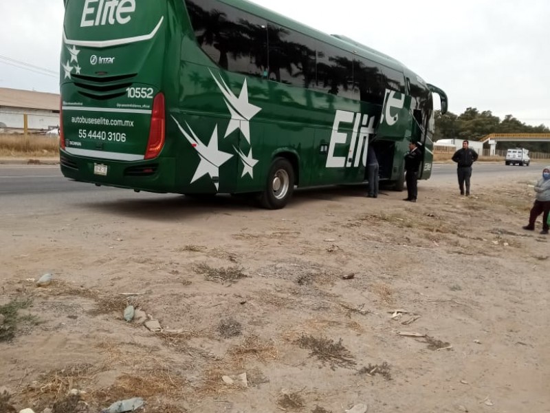 Fallece hombre a bordo de un autobús de pasajeros