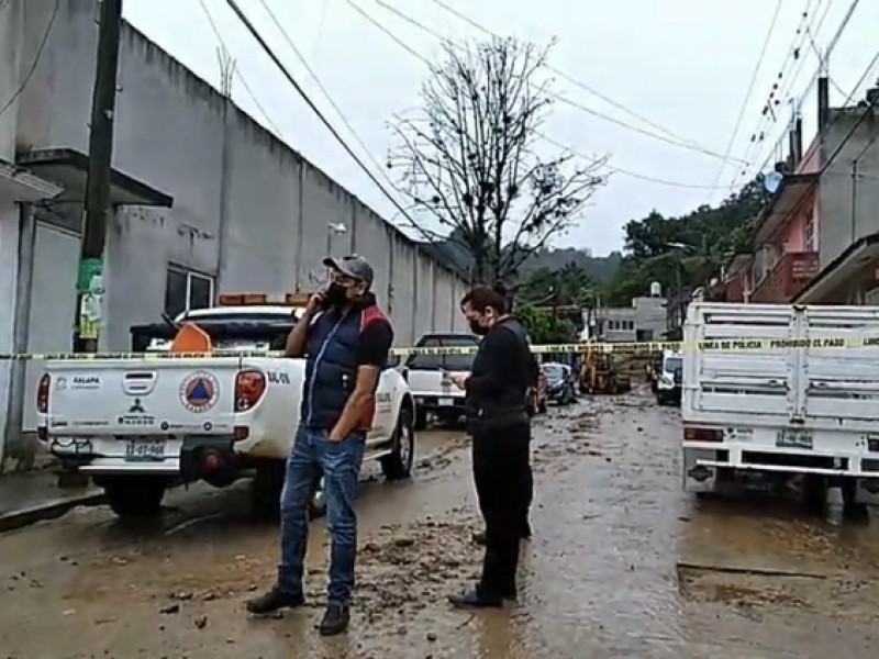 Fallece menor tras desgaje de cerro en Xalapa