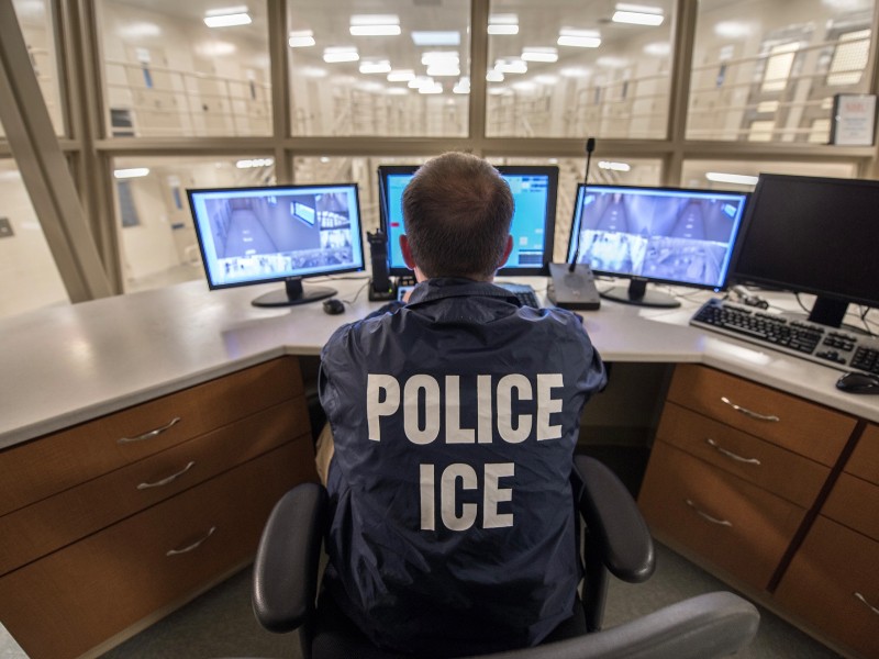 Fallece migrante bajo custodia del ICE