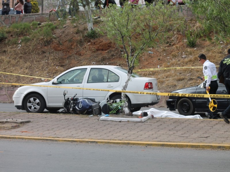 Fallece motociclista al transitar sin casco