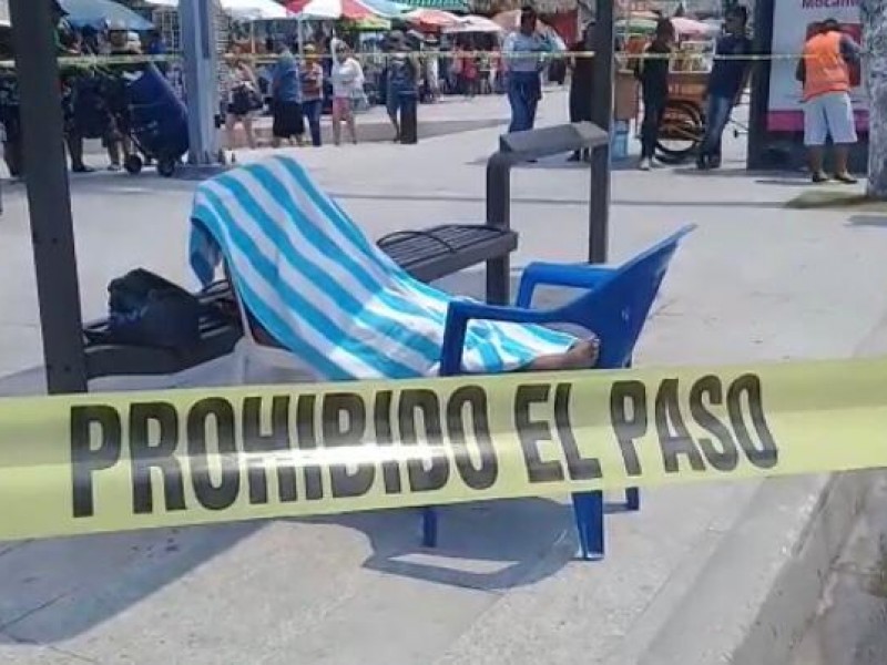 Fallece mujer en parada de autobús