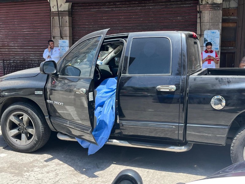 Fallece un hombre adulto mayor dentro de su camioneta