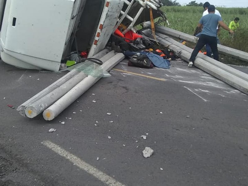 Fallecen 3 trabajadores de la CFE en aparatoso accidente