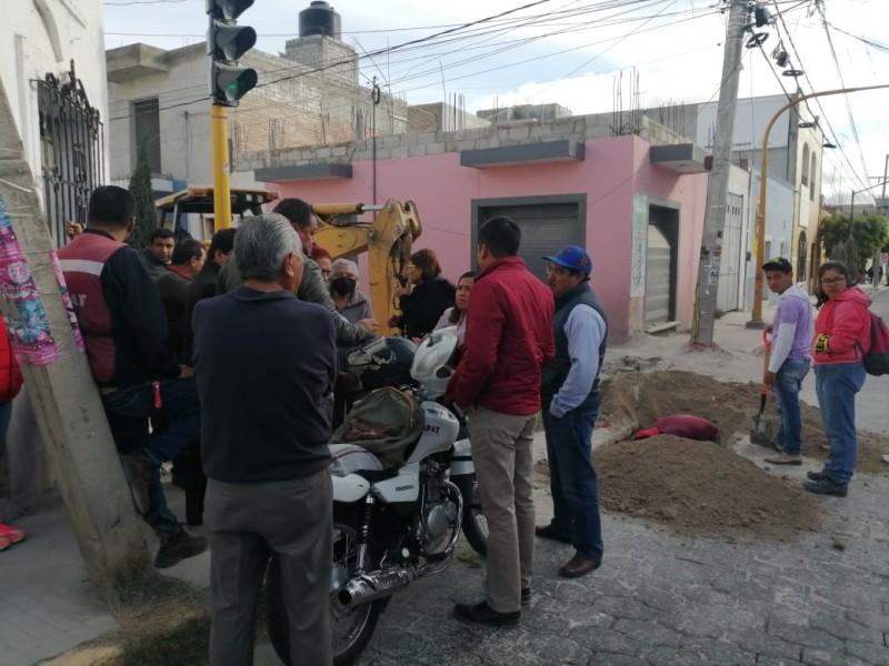 Falta de agua por obra genera molestia, vecinos pararon obra