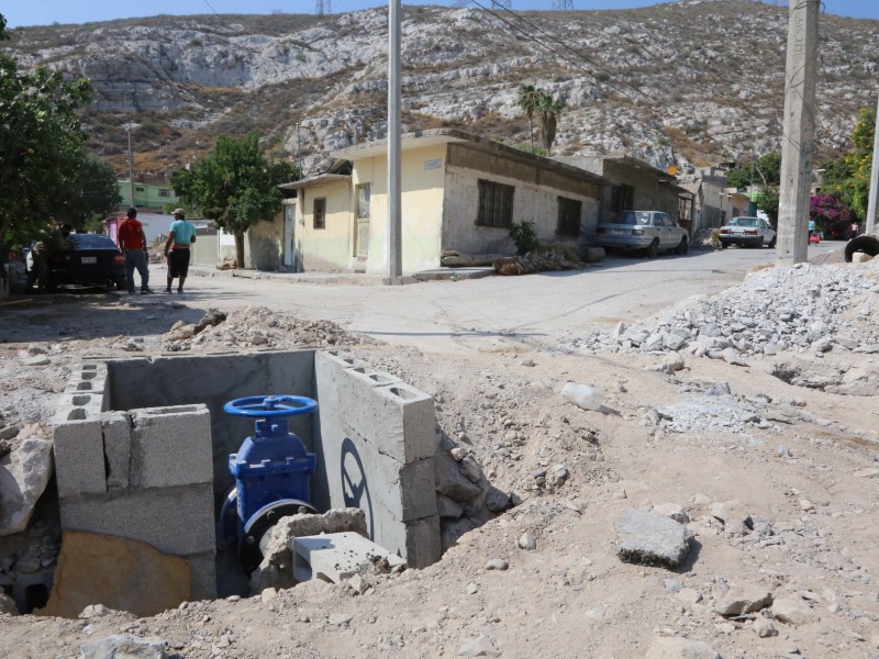 Falta de agua y drenaje por falta de contratos: Simas