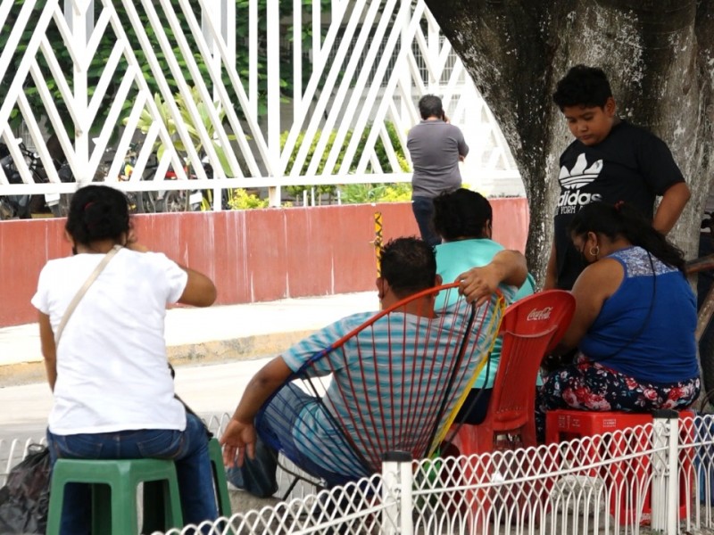 Falta de albergue y condiciones; familiares alojan al exterior