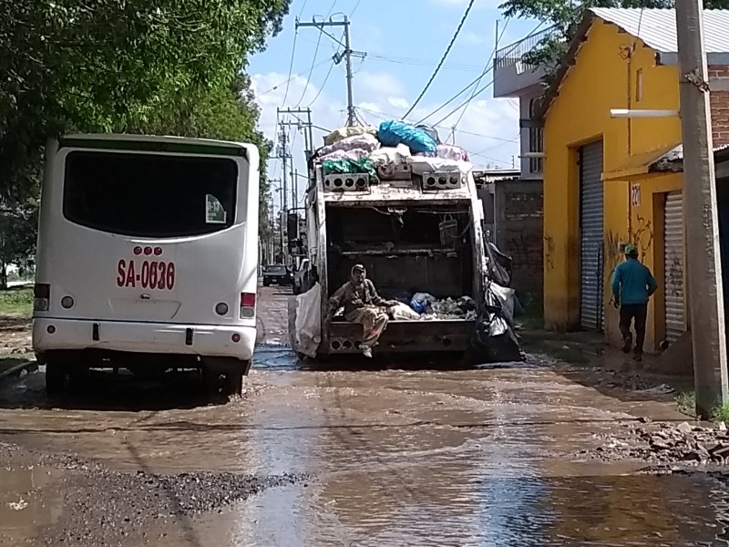 Falta alumbrado y pavimentación en calle Sol