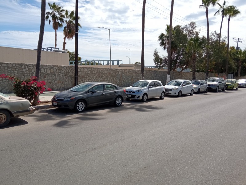 Falta de estacionamiento en el centro provoca molestia ciudadana