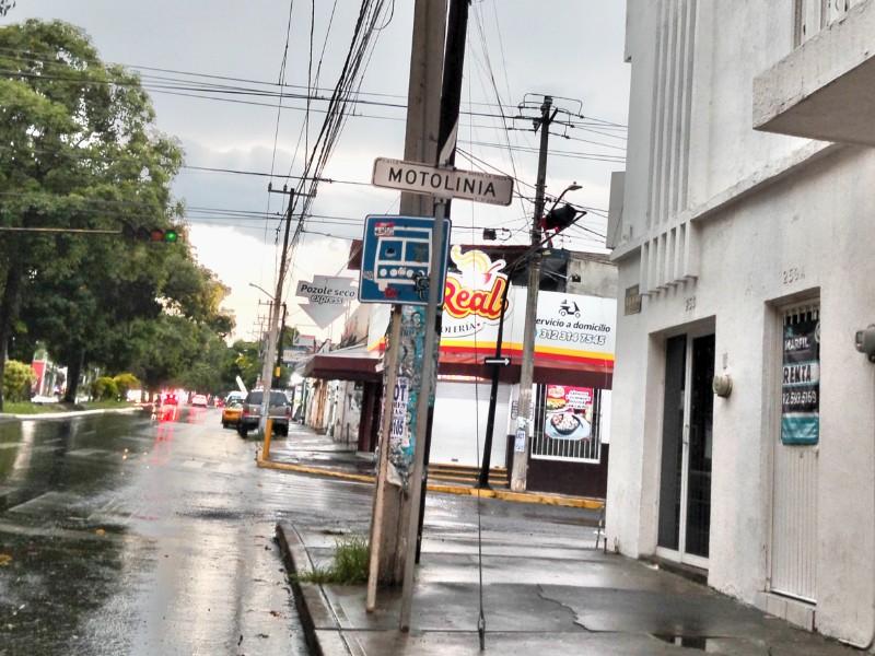 Falta de paradas techadas deja a usuarios del transporte bajo la lluvia