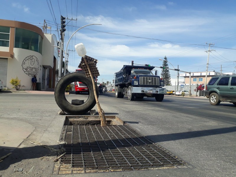 Falta de rejilla ocasiona accidentes en Bulevar Aguamilpa