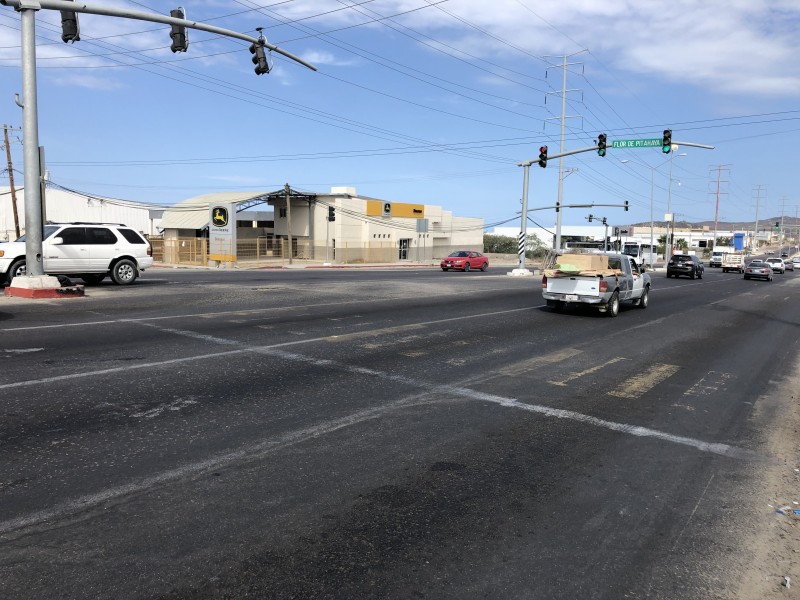 Falta distribución en carriles de la carretera a Todos Santos