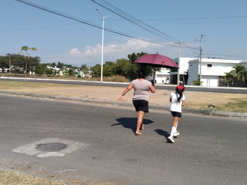 Falta el puente, cruzamos con riesgo a que nos atropellen