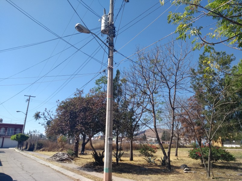 Faltan luminarias en Villas del Valle