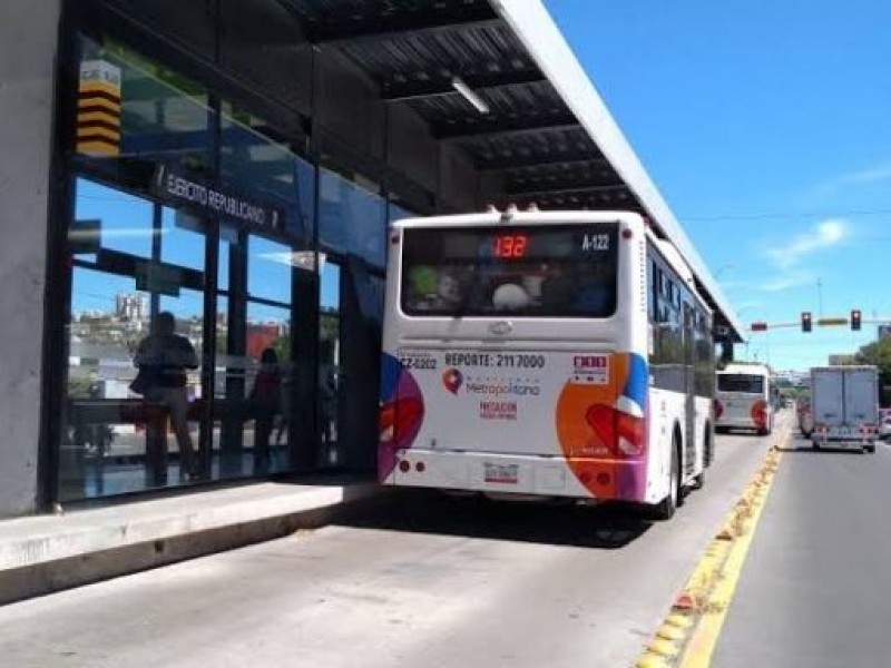 Faltan unidades de transporte Qrobus señalan usuarios