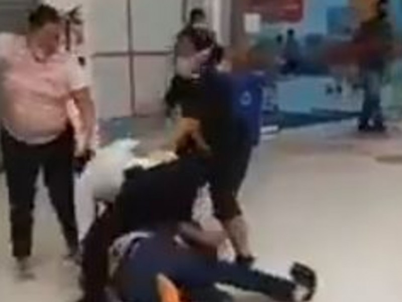 Familia agrede a vigilante de centro comercial