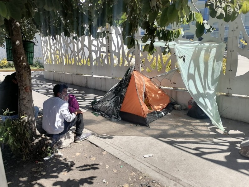 Familia Bolaños coloca campamento fuera del Hospital de Traumatología