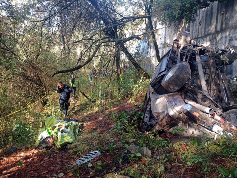 Familia cae a barranco, en carretera México - Toluca.