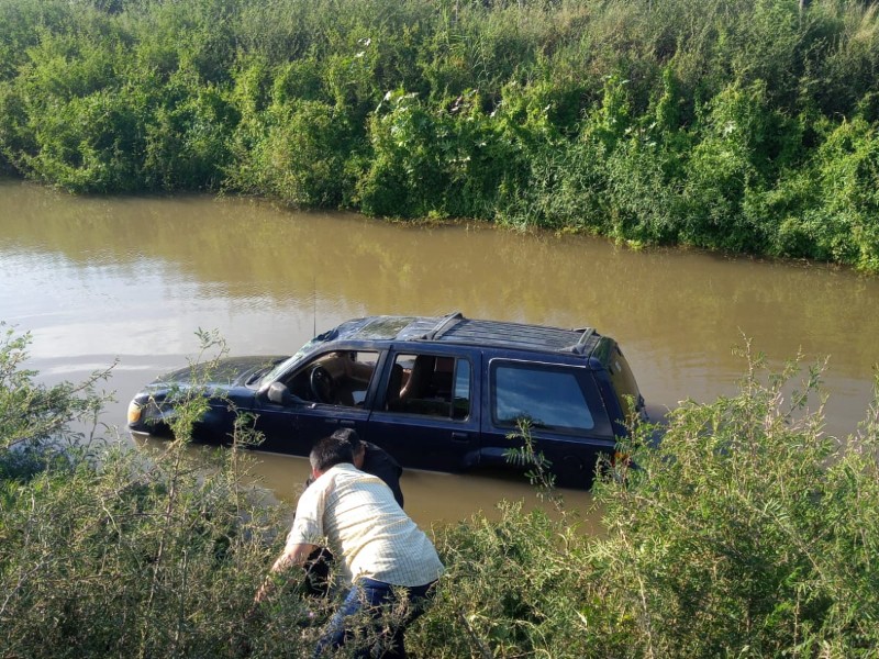 Familia cae a canal Sicae en Ejido Porvenir, sin lesionados