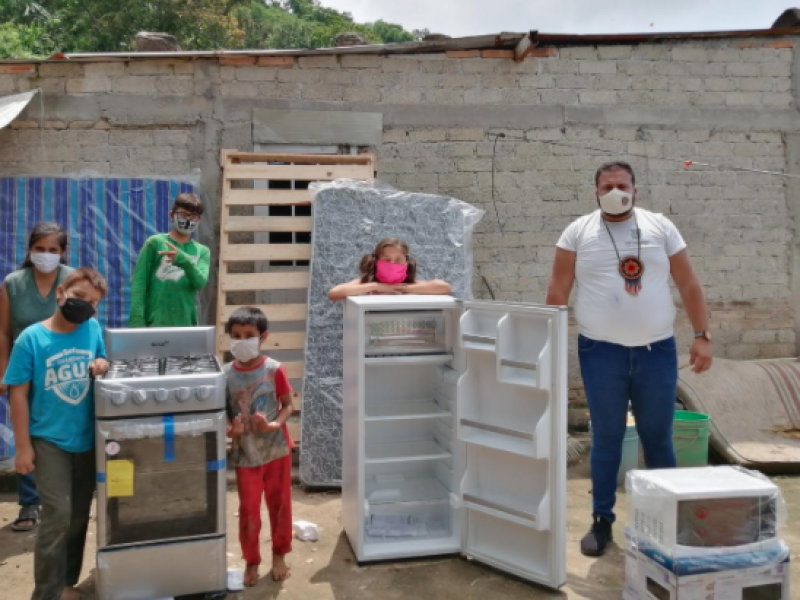 Familia con problema de inundaciones recibe enseres domésticos