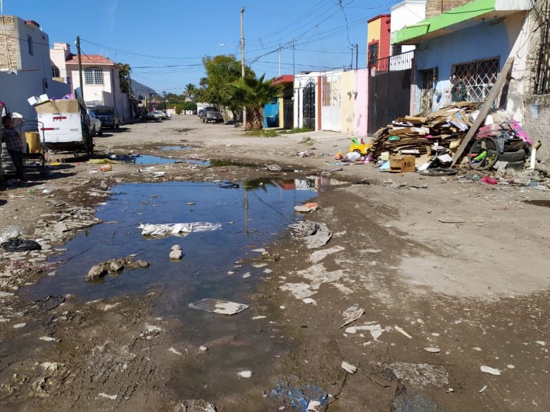 Familia de pepenadores invadió casa en colonia Gobernadores