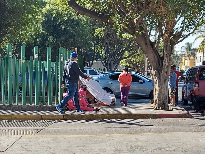 Familia espera por paciente afuera de la Clínica 110