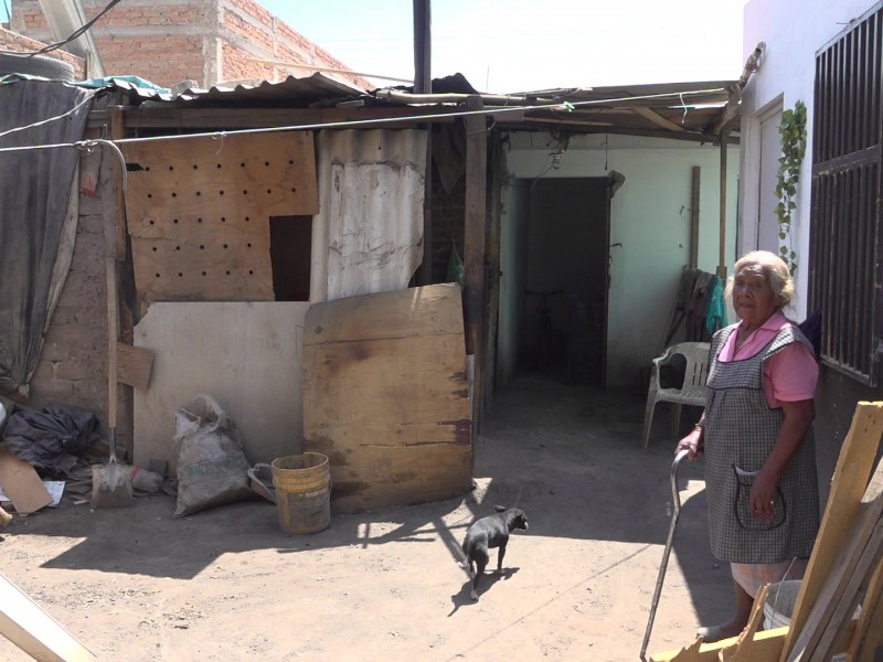 FAMILIA GORDONIO ENFRENTA EL CALOR Y LA POBREZA